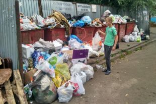 Тюменцы возмущены: в одном из районов города не вывозили мусор