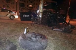 В Киеве пьяный таксист врезался в электроопору: погиб пассажир