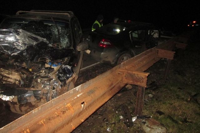 Водители обоих автомобилей получили травмы, несовместимые с жизнью. Пострадала 11-летняя пассажирка Renault и 26-летинй пассажир «Шевроле». Обоих отвезли в больницу.