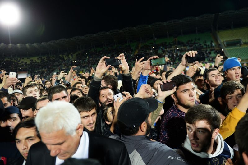Болельщики во время встречи с бойцом смешанного стиля Хабибом Нурмагомедовым на стадионе «Анжи-Арена» в Каспийске.