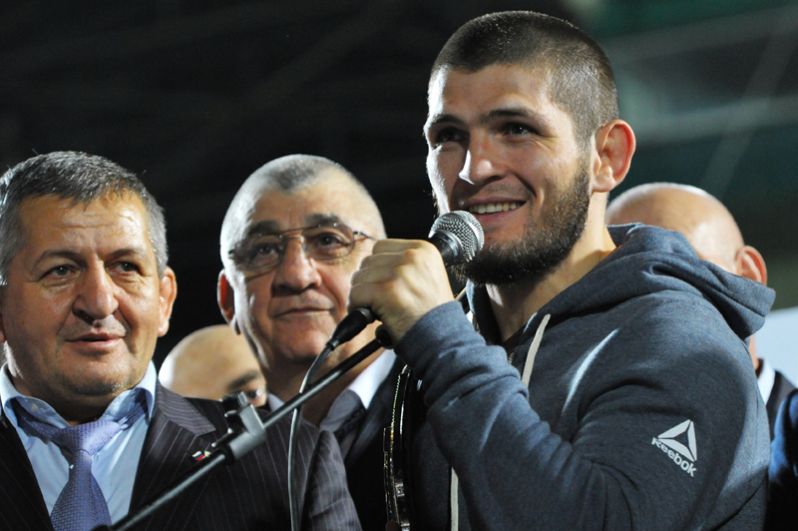 Боец смешанного стиля Хабиб Нурмагомедов во время встречи с болельщиками на стадионе «Анжи-Арена» в Каспийске.