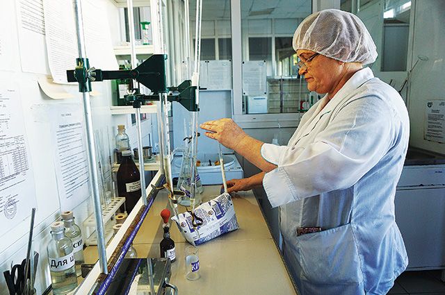Лаборант химанализа Нина Барышева проверяет качество свежего молока.
