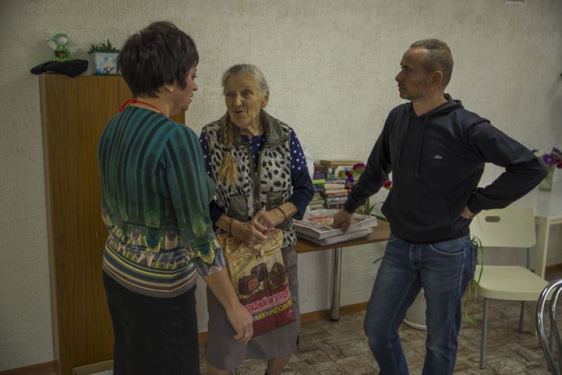 Пенсионеры общались с гостями и рассказывали интересные истории из жизни.