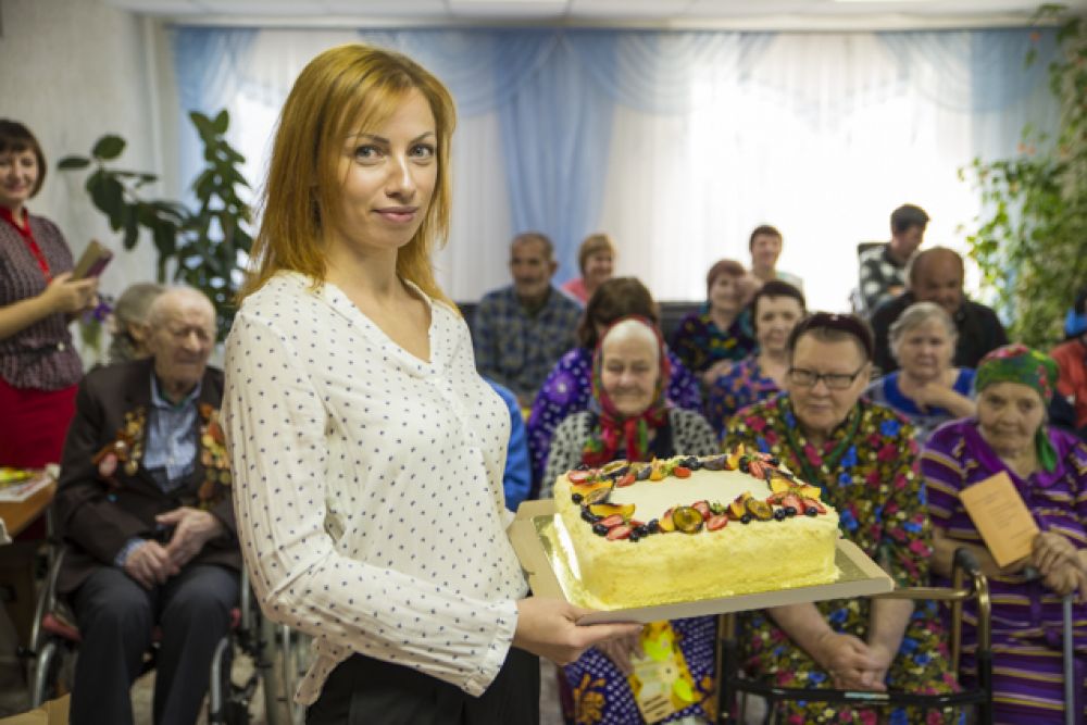 Кондитер Анна Исакова испекла для жителей филиала милосердия вкусные торты.