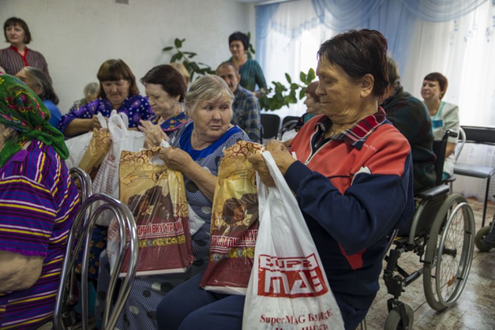 От партнеров – сети магазинов «Super Mag» пенсионеры получили в подарок наборы бытовой химии.