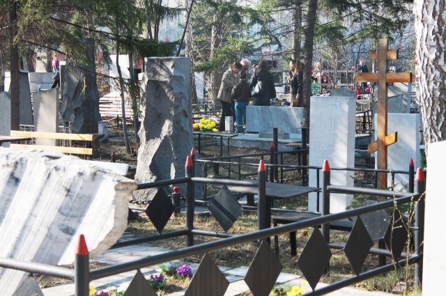 В Светлинском районе подростки осквернили православное кладбище.