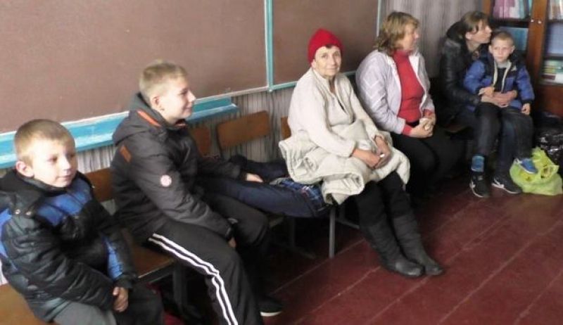 Помимо эвакуации, в ГСЧС подготовили специальный медицинский самолет и вертолеты, а до этого на плохое самочувствие жаловалось больше ста человек.