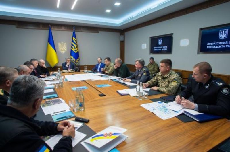 Заседание штаба СНБО во главе с Петром Порошенко. Президент требует как можно скорее установить причину взрывов и покарать виновных.