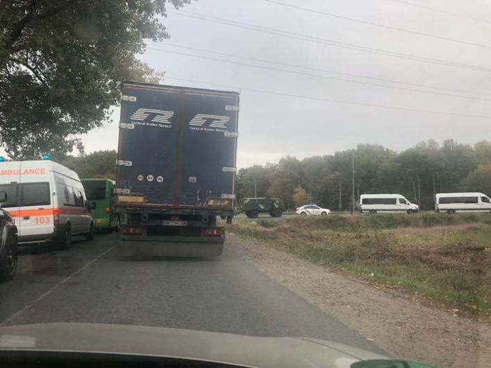 Дороги вблизи места ЧП перекрыли еще в пять утра, также было закрыто воздушное пространство и железнодорожные пути. Пробка на въезде в Ичню.