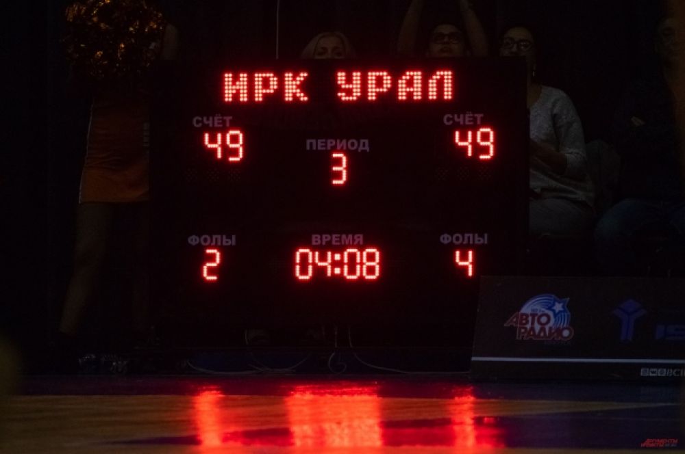 Команды долгое время шли на равных, и только к концу гости из Екатеринбурга вырвались вперёд