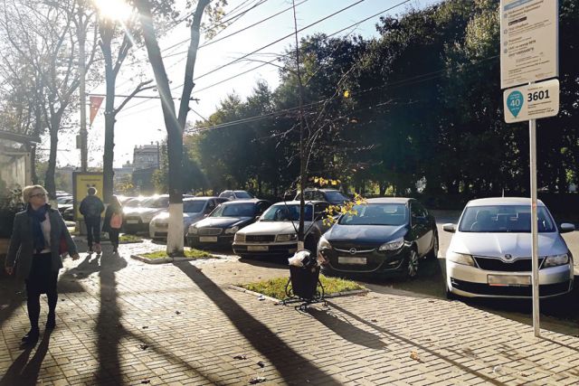 Утром у Кольцовского сквера свободных парковочных мест не найти. 
