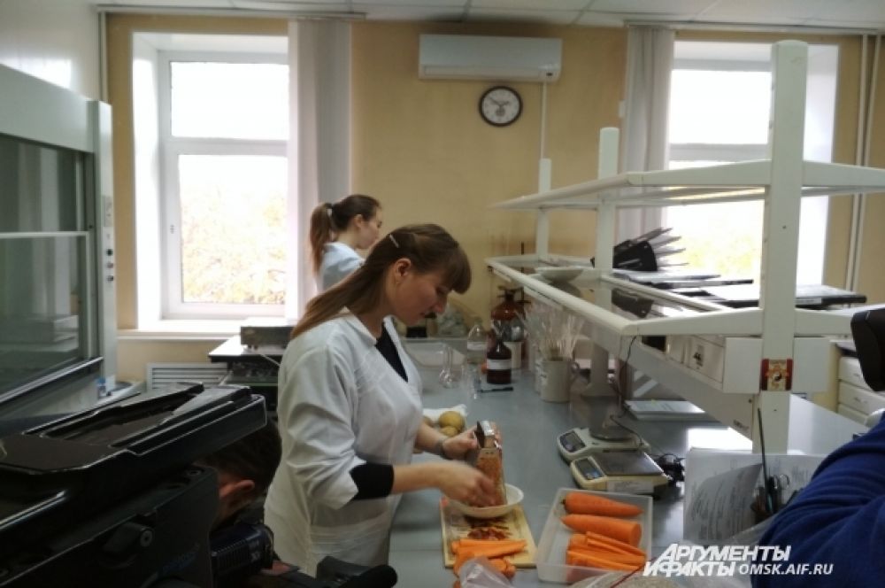 Для анализа морковь нужно измельчить.