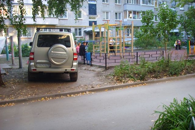 Три года автор этого снимка из Димитровграда пишет во все ин- станции, добиваясь, чтобы машины ставили в положенном месте. Но безуспешно, потому что положенных мест нет.