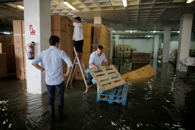 Мужчины в одном из затопленных магазинов на Майорке.
