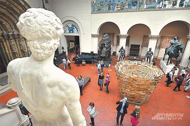 Инсталляция в виде гнезда японского художника Тадаcи Каваматы в Итальянском дворике музея.