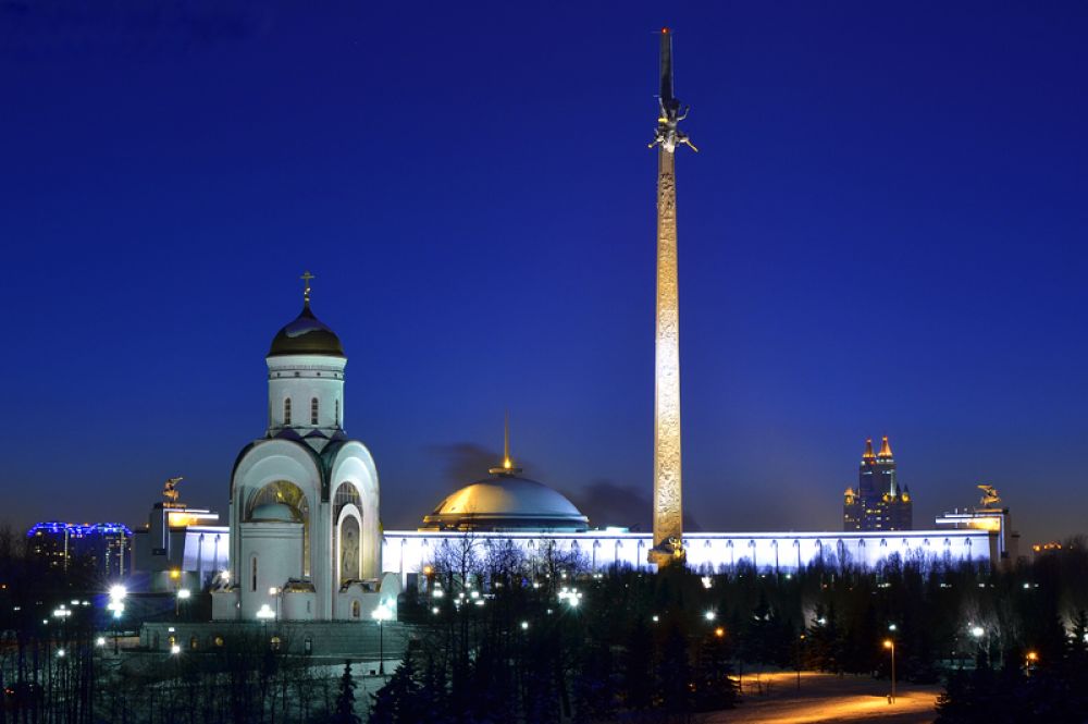Монумент Победы в Москве — 141, 8 метров. Высота памятника выбрана не случайно: каждый дециметр обелиска символизирует один день Великой Отечественной войны.