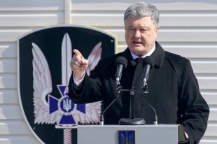 Порошенко приказал ВСУ вести ответный огонь на Донбассе из всех орудий