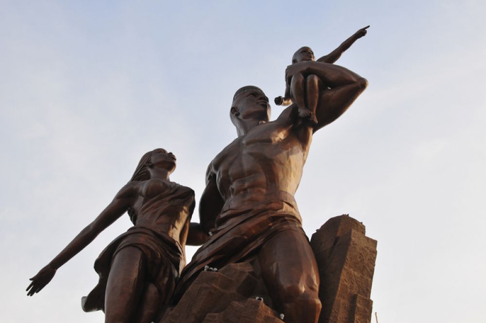 Монумент африканского возрождения в Дакаре— 49 метров. Эта мемориальная бронзовая статуя посвящена 50-летию независимости Сенегала от Франции.