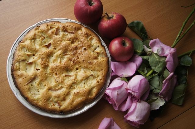 Пирог с яблоками - традиционное осеннее блюдо не только в России, но и в других странах.