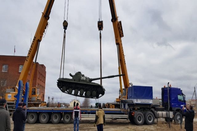 Выставку военной техники в Новом Уренгое пополнил танк Т-64