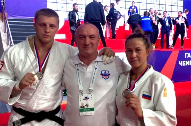 Андрей Томчук (слева), Ирина Громова (справа). В центре - заслуженный тренер России Олег Зайцев.