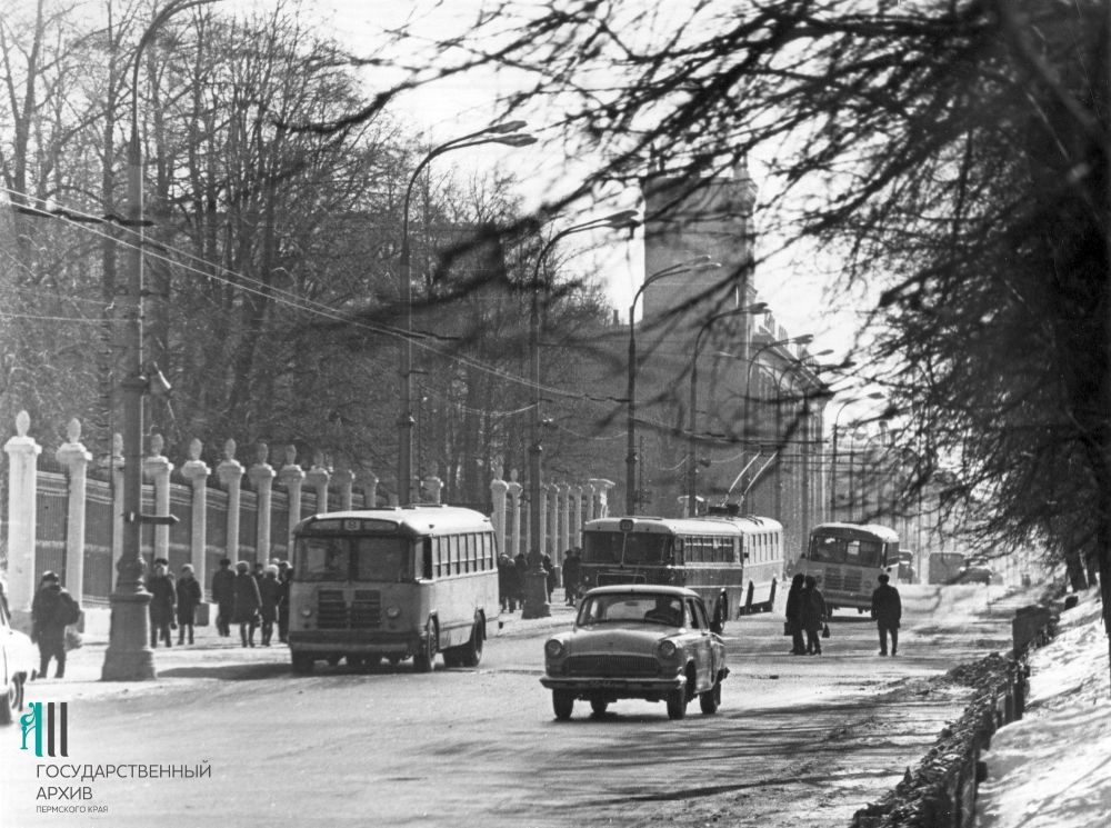 Комсомольский проспект, 1971 год. Вид на Пермэнерго и сад имени Горького.