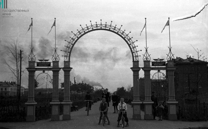 Ворота города на проспекте имени Сталина, 1950 год.