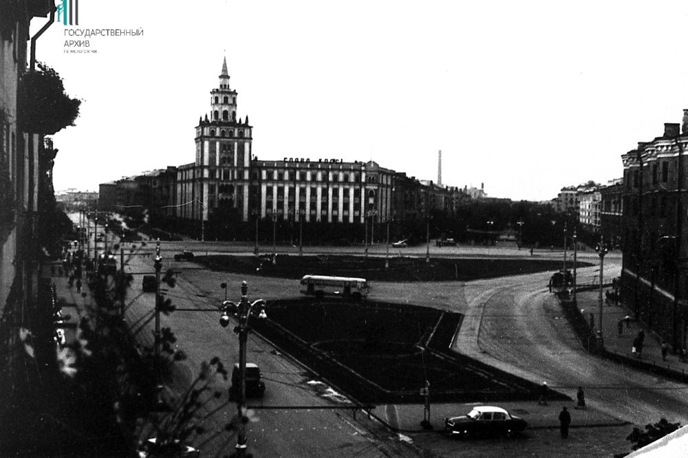 Вид на Комсомольскую площадь и Башню смерти.