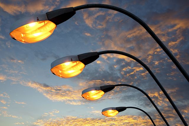 Время работы уличных фонарей каждые пять дней будет увеличивается в среднем на 10 минут. 