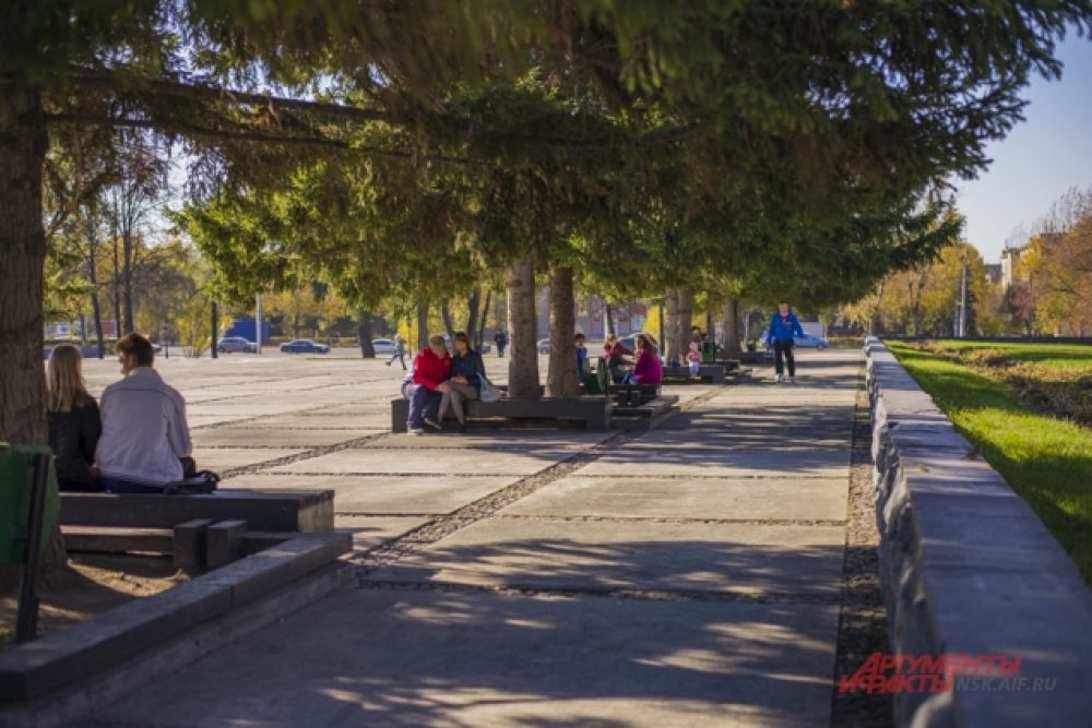 В парках и скверах гуляли влюбленные пары, семьи с детьми и пенсионеры.