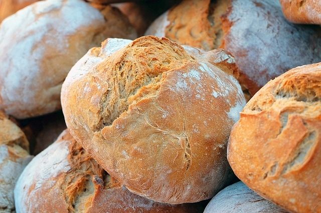 Как оживить черствый хлеб?
