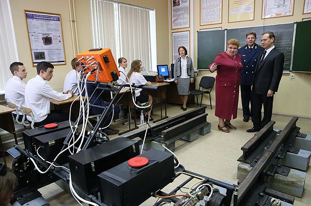 Дмитрий Медведев во время посещения Московского колледжа железнодорожного транспорта.