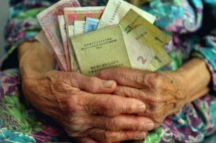 Граждане с минимальными пенсиями должны получать компенсацию, - Порошенко