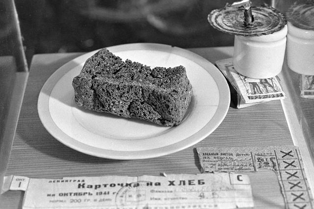 Блокадный хлеб и хлебные карточки времен Великой Отечественной войны в музее истории хлебопечения.