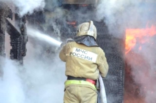 В Салехарде при пожаре в деревянном доме едва не погиб мужчина
