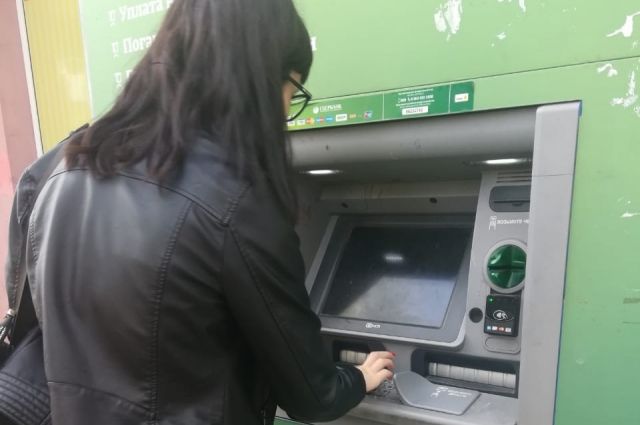 Снимая деньги в банкомате, будьте внимательны.