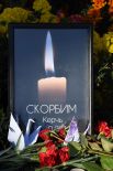 Цветы у народного мемориала во Владивостоке в память о погибших в Керченском политехническом колледже, в котором произошли взрыв и стрельба.