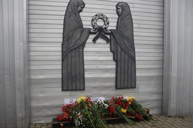 Салехардцы несут цветы к Скорбящей матери в память о погибших в Керчи