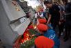 Жители Севастополя участвуют в акции памяти погибших при нападении на керченский колледж.