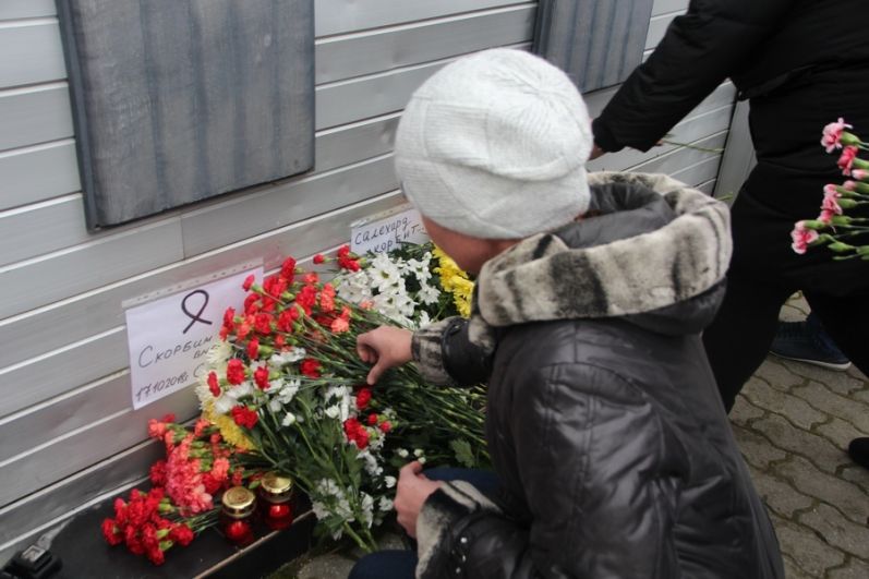 Салехард, монумент Скорбящей матери на площади у КДЦ «Наследие». Цветы в память о жертвах трагедии в Керчи.