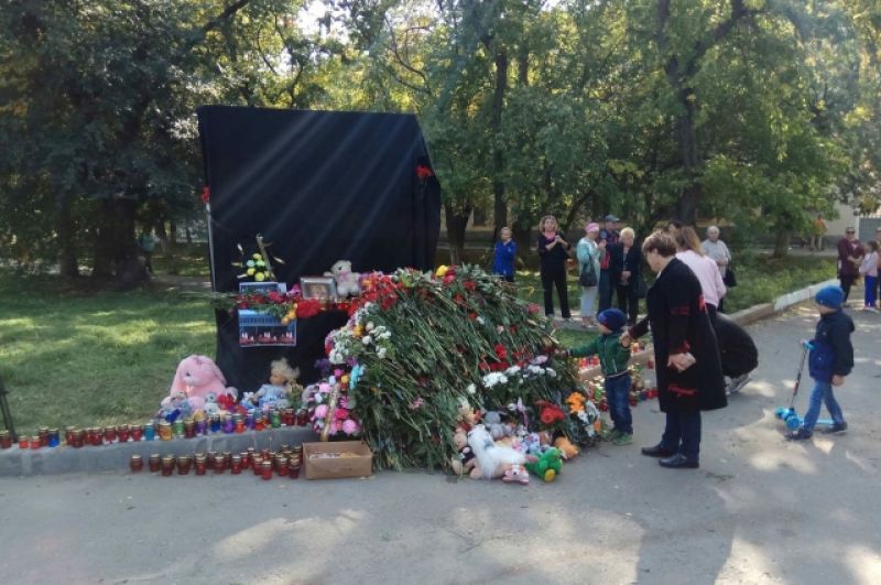 У народного мемориала на улице в Керчи, где в Керченском политехническом колледже произошли взрыв и стрельба.