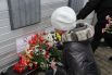 Салехард, монумент Скорбящей матери на площади у КДЦ «Наследие». Цветы в память о жертвах трагедии в Керчи.