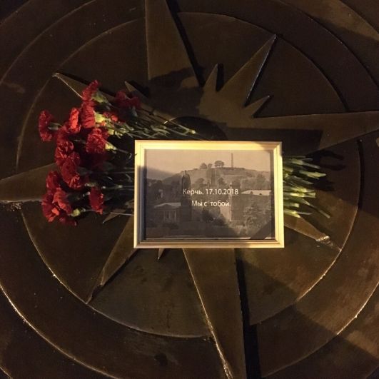 Цветы в память о жертвах трагедии в Керчи возложили в Тюмени.
