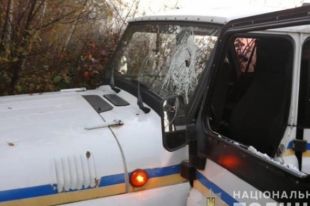 Неизвестные в балаклавах и с палками в руках заблокировали проезд автомобилям.