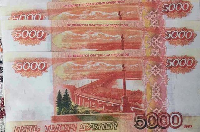 Тюменец разменял фальшивые 5 тысяч рублей, купив шоколадки и жвачку