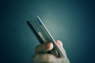 Новоуренгоец нашел в банкомате чужую карточку и оплатил с нее свои покупки