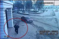 Убийца Александра Заварзина вышел из такси направляется к дому бизнесмена.