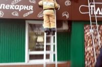 В Тюмени на козырек магазина из окна выпал мужчина