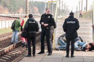 В Киеве пьяная компания отдыхала на рельсах: поезд сбил мужчину насмерть