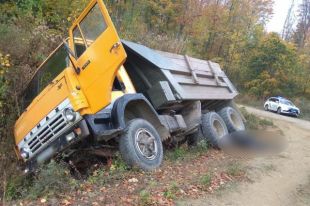 Под Черновцами водитель грузовика выпал из кабины и попал под колеса